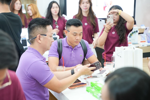 Khách Việt đổ xô đi mua iPhone 18 Pro và iPhone 18 Pro Max - Ảnh 2.