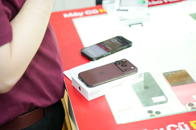 Khách Việt đổ xô đi mua iPhone 18 Pro và iPhone 18 Pro Max - Ảnh 4.