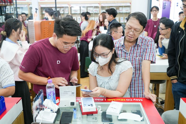 Khách Việt đổ xô đi mua iPhone 18 Pro và iPhone 18 Pro Max - Ảnh 3.