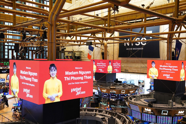 Thăm nơi nắm giữ 29.000 tỷ USD ở Mỹ, tỷ phú Nguyễn Thị Phương Thảo mặc áo dài, làm 1 việc đặc biệt - Ảnh 1.