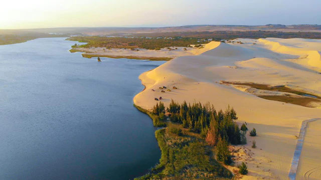 Phát hiện "tiểu sa mạc Sahara" ở Việt Nam có hồ rộng 70 ha, kỳ nghỉ 5 ngày đón hơn 10.000 lượt khách - Ảnh 2.