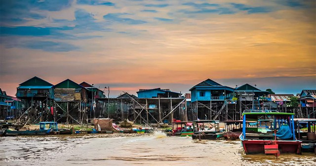 Phát hiện ngôi làng ở nước láng giềng Việt Nam, nhà dựng trên cột cao 9 m, mùa mưa đường biến thành sông - Ảnh 1.