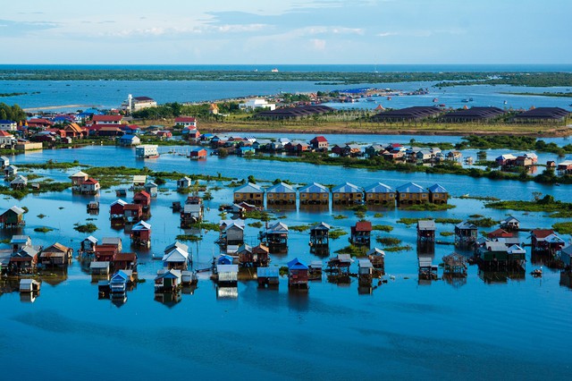 Phát hiện ngôi làng ở nước láng giềng Việt Nam, nhà dựng trên cột cao 9 m, mùa mưa đường biến thành sông - Ảnh 4.