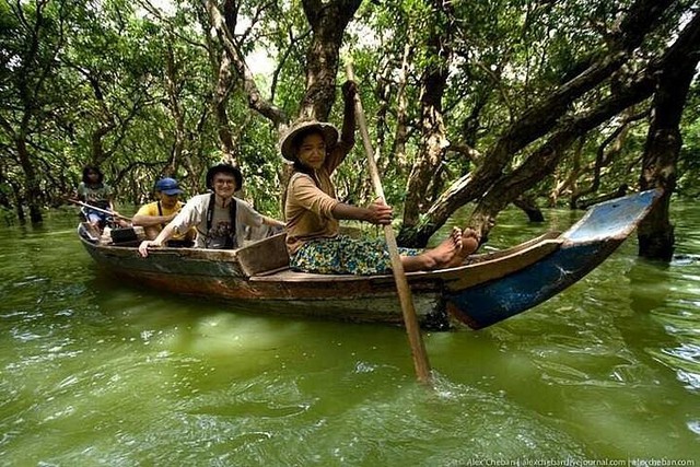 Phát hiện ngôi làng ở nước láng giềng Việt Nam, nhà dựng trên cột cao 9 m, mùa mưa đường biến thành sông - Ảnh 7.