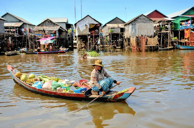 Phát hiện ngôi làng ở nước láng giềng Việt Nam, nhà dựng trên cột cao 9 m, mùa mưa đường biến thành sông - Ảnh 5.
