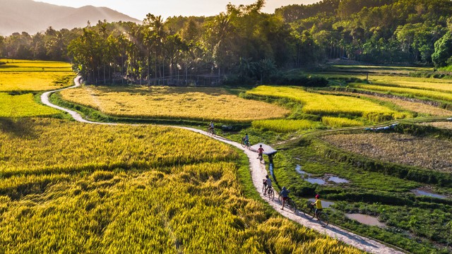 Phát hiện ngôi làng rộng hơn 270 ha có 8 nhà cổ trăm tuổi, nổi tiếng với chiếc bàn không cần đẩy vẫn xoay - Ảnh 2.
