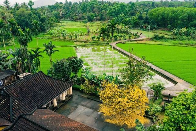 Phát hiện ngôi làng rộng hơn 270 ha có 8 nhà cổ trăm tuổi, nổi tiếng với chiếc bàn không cần đẩy vẫn xoay - Ảnh 1.
