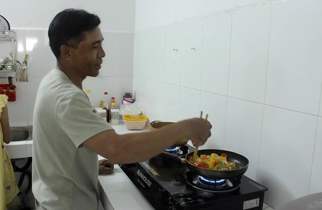 Giải pháp thoát mùi hiệu quả sau khi nấu ăn không cần máy hút mùi - Ảnh 1.