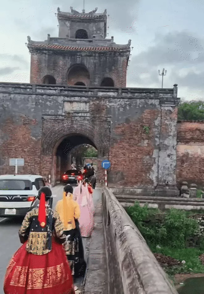 Người mẫu mặc hanbok chụp ảnh trước Ngọ Môn gây tranh cãi: Du khách cần lưu ý gì khi tham quan di tích trong và ngoài nước? - Ảnh 1.