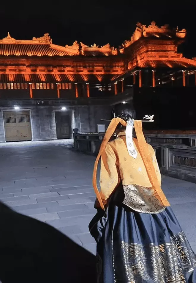 Người mẫu mặc hanbok chụp ảnh trước Ngọ Môn gây tranh cãi: Du khách cần lưu ý gì khi tham quan di tích trong và ngoài nước? - Ảnh 2.
