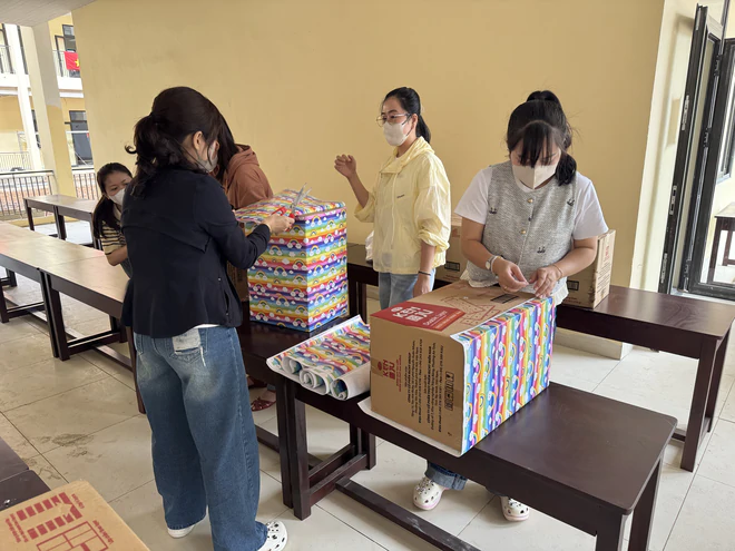 Ngày đặc biệt của hơn 1.000 học sinh Trường Phổ thông nội trú Tiểu học và Trung học cơ sở Tây Giang - Ảnh 1.